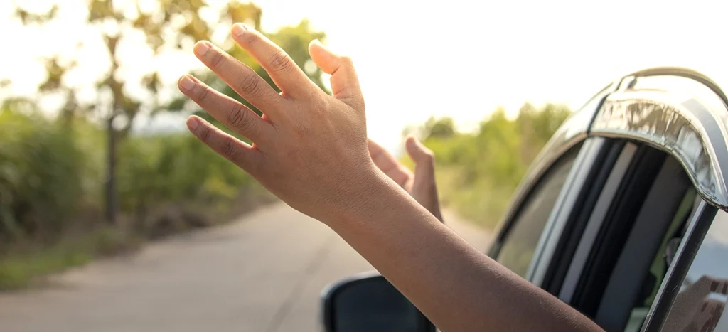 main fenetre voiture vacances